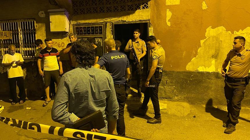 Adana'da evlerinde silahlı saldırıya uğrayan 2 kişiden 1'i yaşamını yitirdi