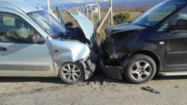 Manisa'da otomobiller çarpıştı: 1 ölü, 2 yaralı