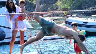 Arda Turan ailesiyle tatilde! Baba oğul denizde keyif yaptılar