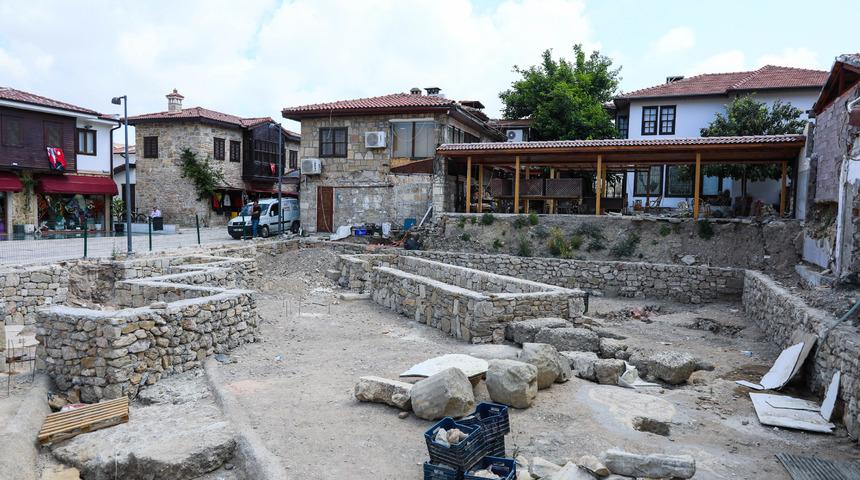 Side'de yıkılan kaçak yapıların altından adeta tarih çıktı