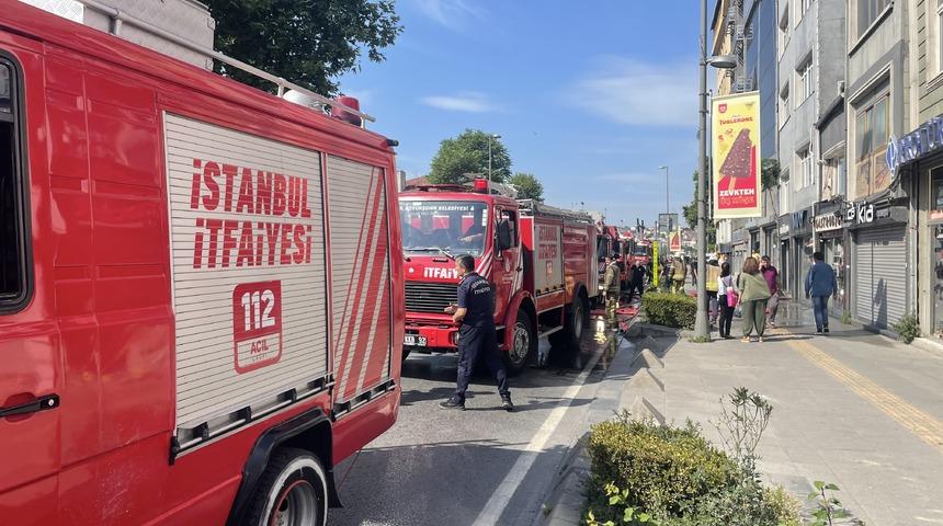Beyoğlu'nda otelin &ccedil;atısında &ccedil;ıkan yangın s&ouml;nd&uuml;r&uuml;ld&uuml;