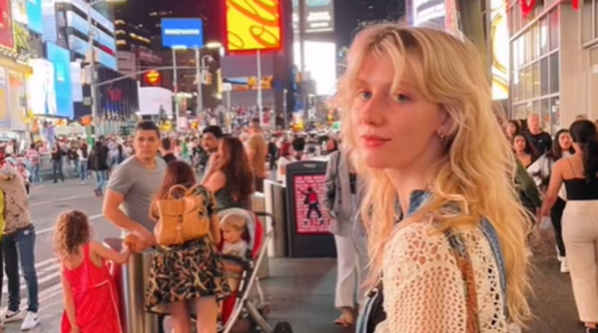 Annesi onun adına yarışmaya başvurunca ne yapacağını bilemedi! “Kızım biseksüel ve bakire”