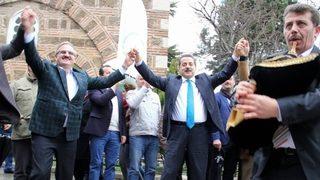 Bakan Faruk Çelik festivalde hamsi dağıttı, horon tepti