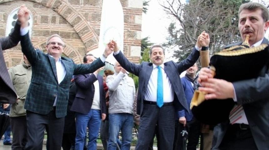 Bakan Faruk Çelik festivalde hamsi dağıttı, horon tepti