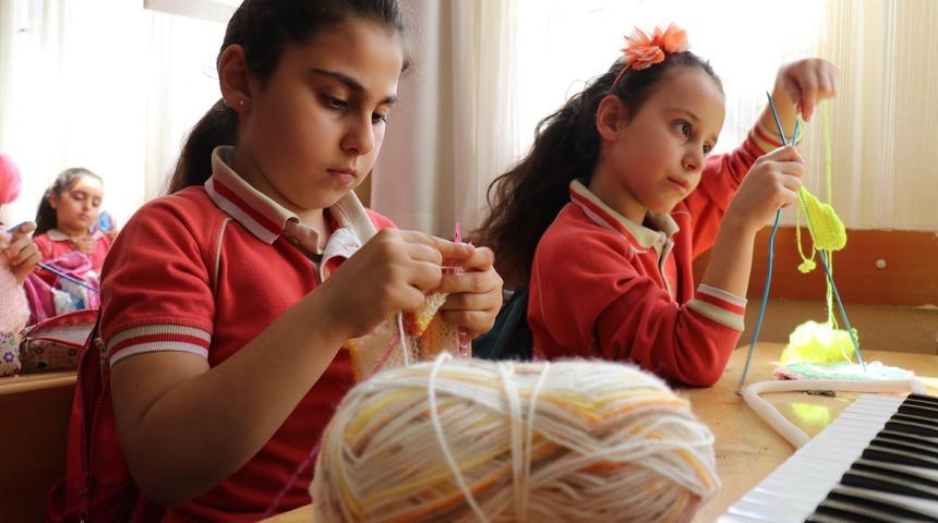 Her şey bir örgü ile başladı! Öğretmen öğrencilerine ilham kaynağı oldu