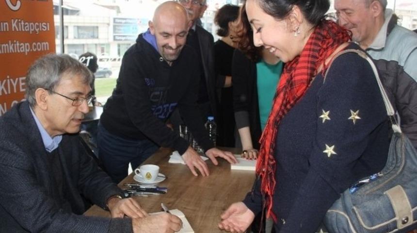 Orhan Pamuk ‘Kafamda Bir Tuhaflık’ kitabını imzaladı