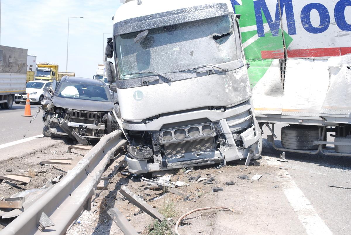 İstanbul TEM Otoyolu'nda 6 aracın karıştığı trafik kazasında 3 kişi yaralandı