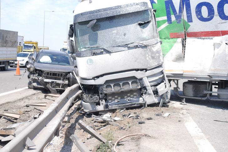 İstanbul TEM Otoyolu'nda 6 aracın karıştığı trafik kazasında 3 kişi yaralandı G1