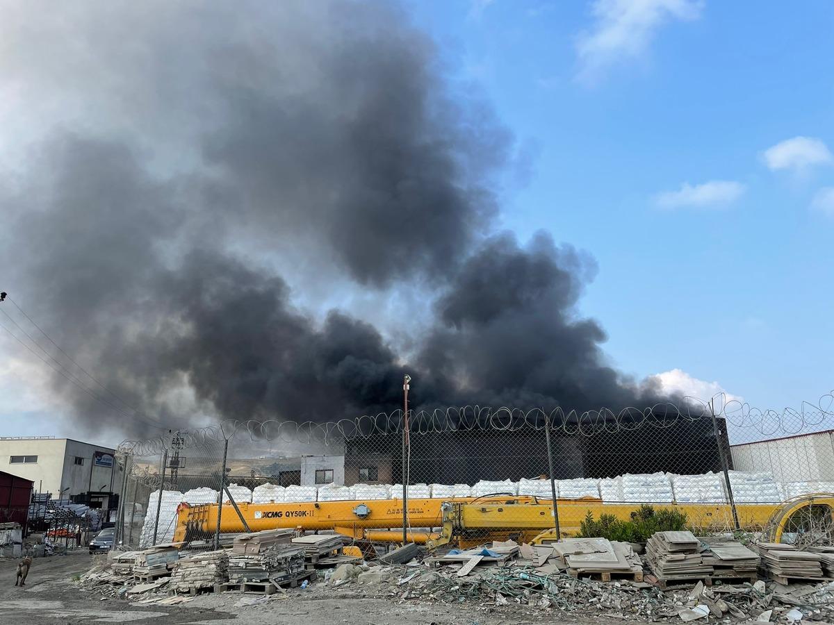 G&Uuml;NCELLEME - Hatay'daki antrepo yangını kontrol altına alındı