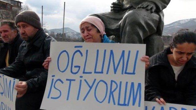 Oğlu PKK'ya katılan anne 6 çocuğuyla açılık grevi başlattı