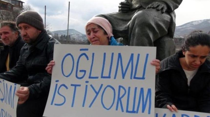 Oğlu PKK'ya katılan anne 6 çocuğuyla açılık grevi başlattı