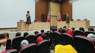 Etek giyen avukata panelde şok tepki: 'Biz din adamıyız, masanın arkasında anlat'