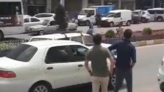 Yolun ortasında hareketli dakikalar! Üzerindekileri çıkarıp... Yaptıkları 'Pes' dedirtti