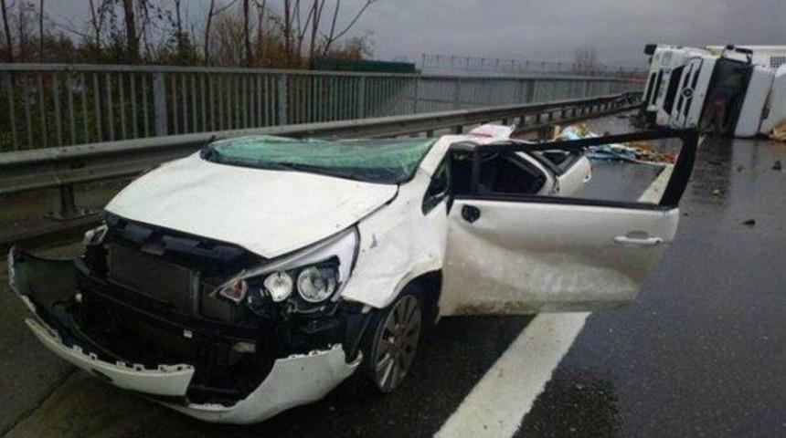 TEM'de sebze yüklü TIR otomobili dümdüz etti