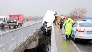 Minibüs köprüde askıda kaldı: 3 yaralı