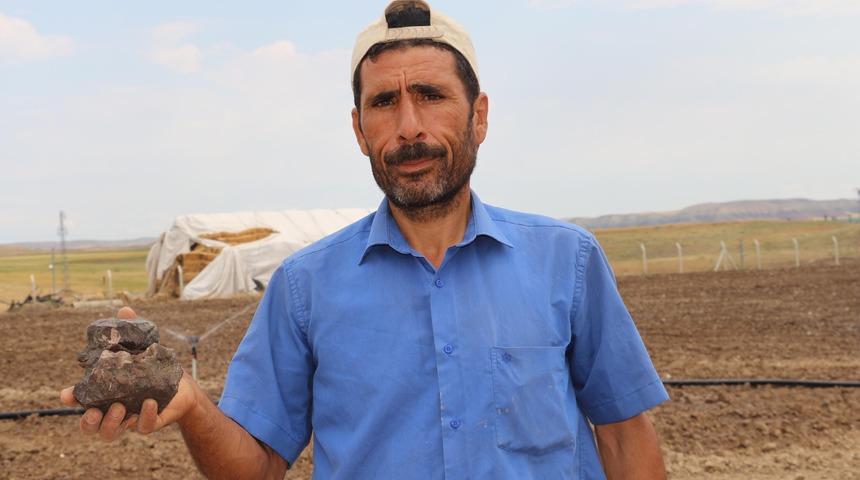 Tarlada gezerken buldu! 'Hemen eve getirdim, özellikleri gök taşına benziyor'