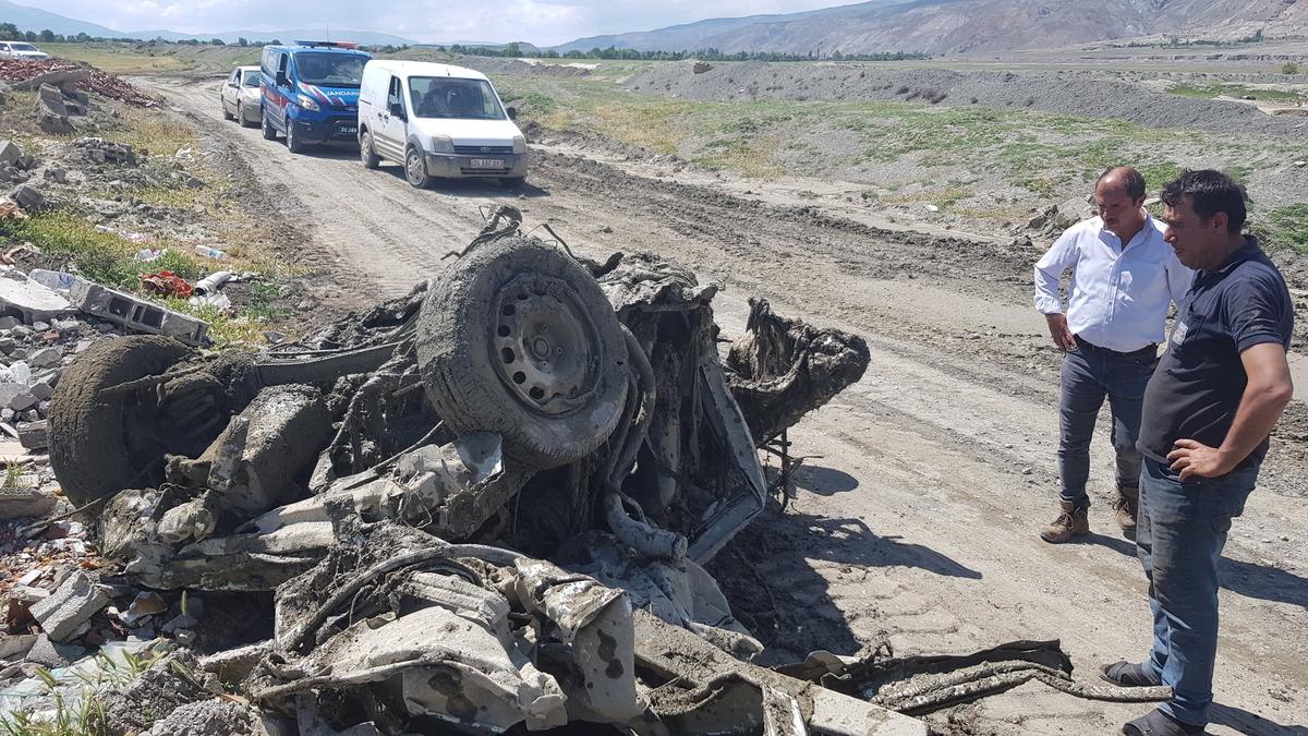 Erzincan'da selin 3 kilometre s&uuml;r&uuml;klediği kamyonet hurdaya d&ouml;nd&uuml;