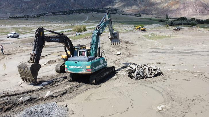 Erzincan'da selin 3 kilometre sürüklediği kamyonet hurdaya döndü G5