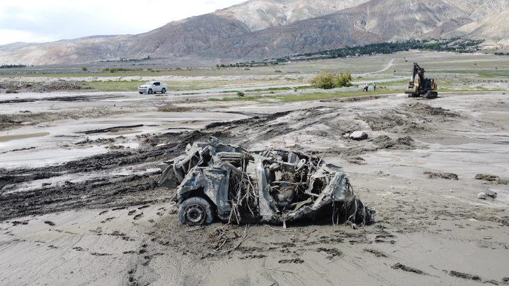Erzincan'da selin 3 kilometre sürüklediği kamyonet hurdaya döndü G4