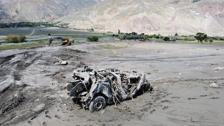 Erzincan'da selin 3 kilometre sürüklediği kamyonet hurdaya döndü G3