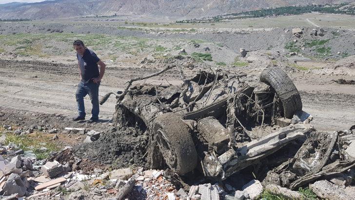 Erzincan'da selin 3 kilometre sürüklediği kamyonet hurdaya döndü G2