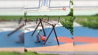 Sultangazi'de yürekleri ısıtan görüntü! Hem görevini yaptı, hem de salıncaktaki çocuğu salladı