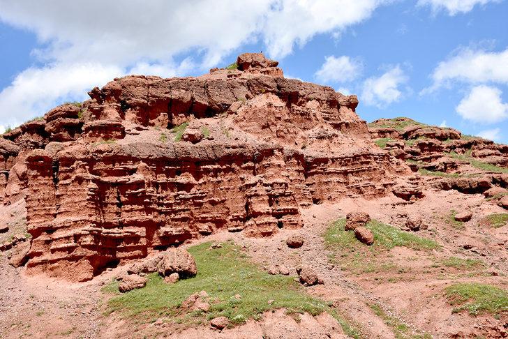 Göreni büyülüyor! Erzurum’un kırmızı periler diyarı: Narman Peri Bacaları G1