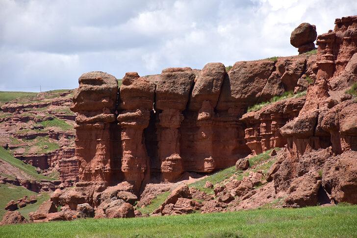 Göreni büyülüyor! Erzurum’un kırmızı periler diyarı: Narman Peri Bacaları G3