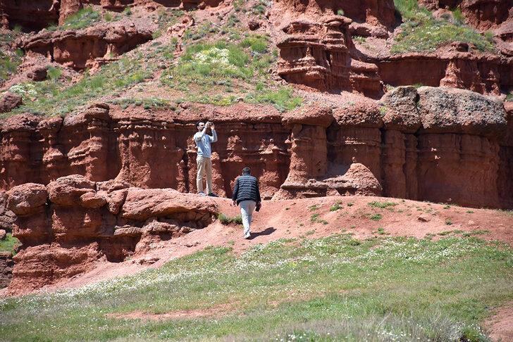 Göreni büyülüyor! Erzurum’un kırmızı periler diyarı: Narman Peri Bacaları G4