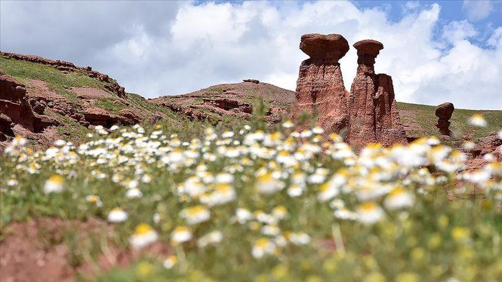 Göreni büyülüyor! Erzurum’un kırmızı periler diyarı: Narman Peri Bacaları G5