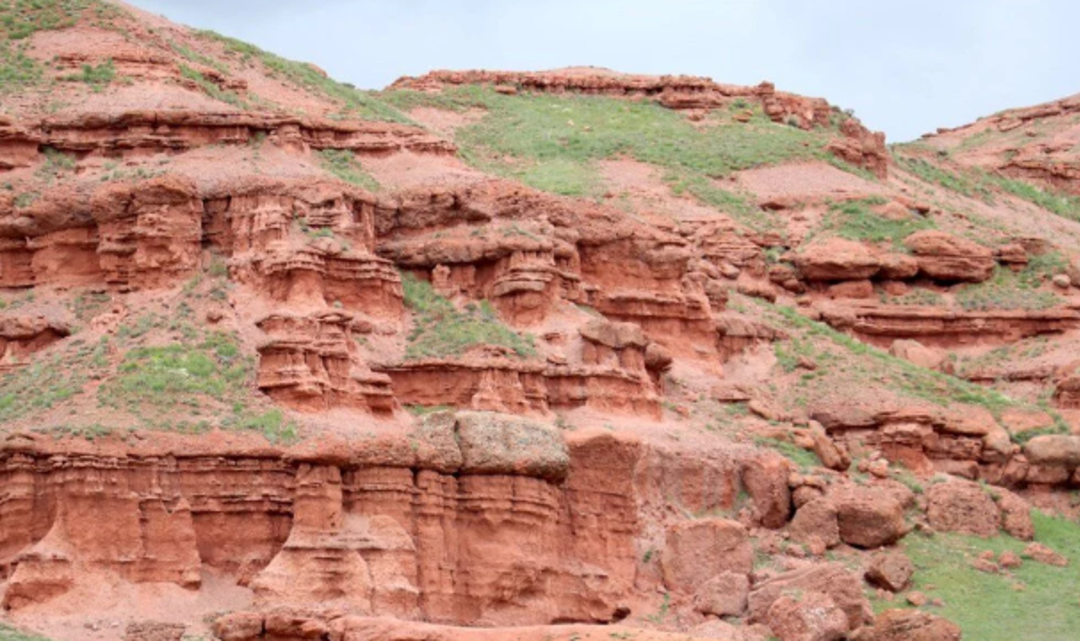 G&ouml;reni b&uuml;y&uuml;l&uuml;yor! Erzurum&rsquo;un kırmızı periler diyarı: Narman Peri Bacaları