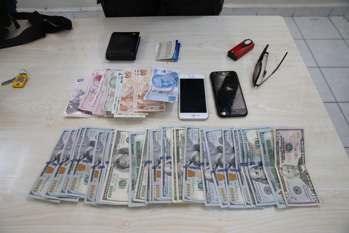 Hatay'da &ouml;ğretmenin bulduğu &ccedil;anta sahibine teslim edildi