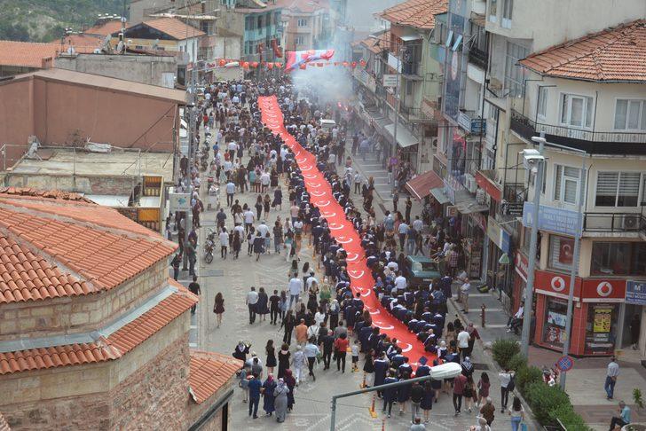 Manisa'da üniversiteliler mezuniyet töreninde 500 metrelik Türk bayrağıyla yürüdü G1