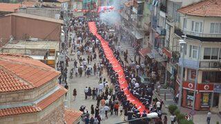 Manisa'da üniversiteliler mezuniyet töreninde 500 metrelik Türk bayrağıyla yürüdü