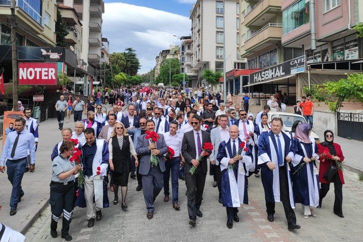 Manisa'da üniversiteliler mezuniyet töreninde 500 metrelik Türk bayrağıyla yürüdü G2