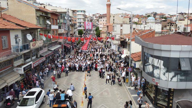 Manisa'da üniversiteliler mezuniyet töreninde 500 metrelik Türk bayrağıyla yürüdü G3