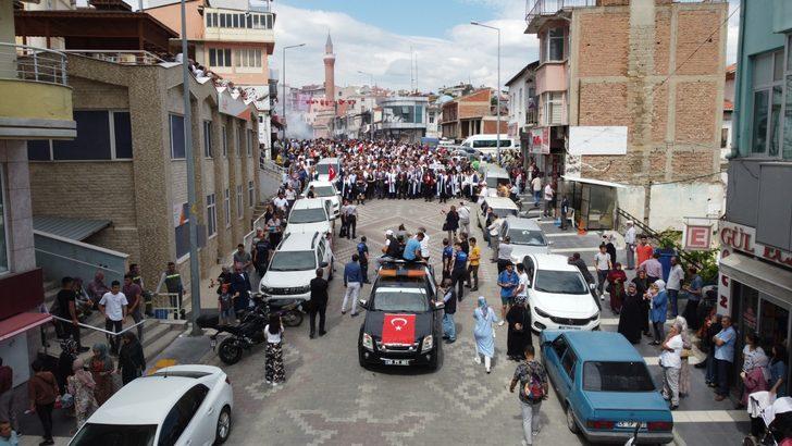 Manisa'da üniversiteliler mezuniyet töreninde 500 metrelik Türk bayrağıyla yürüdü G4