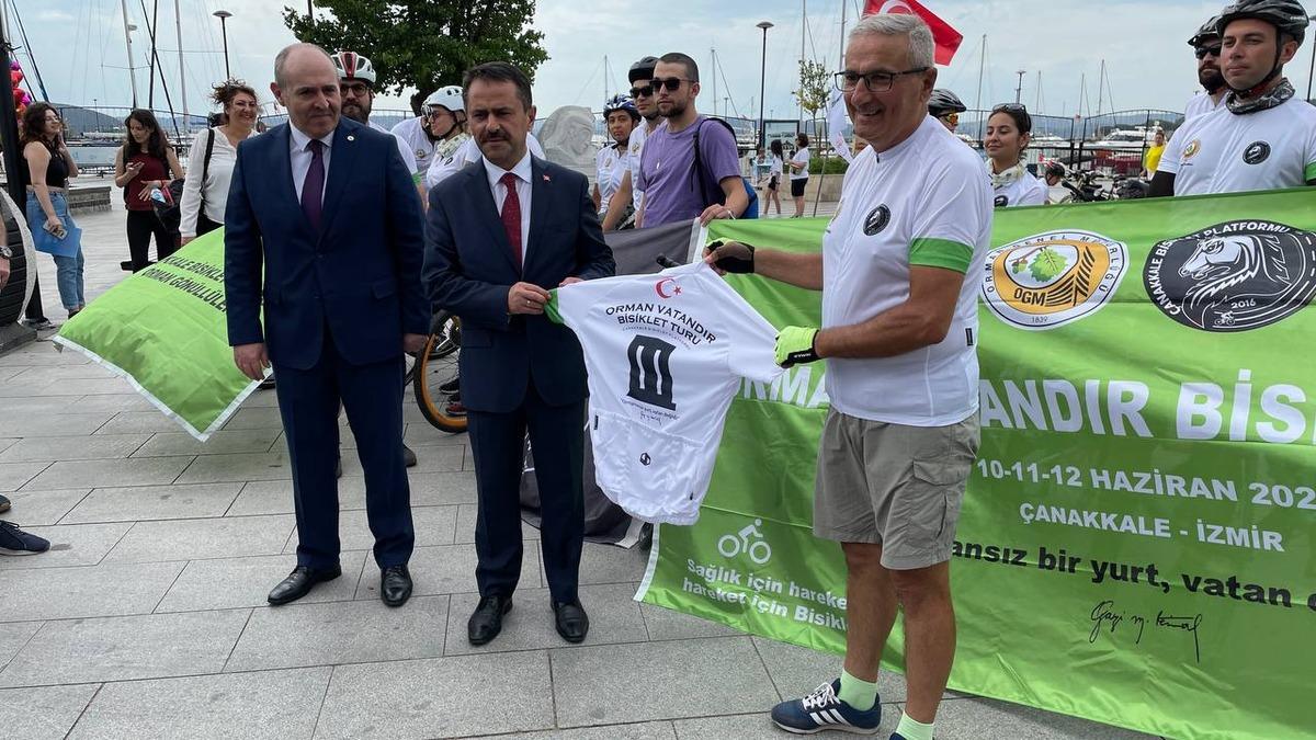 Orman yangınlarına dikkat &ccedil;ekmek i&ccedil;in &Ccedil;anakkale'den İzmir'e pedal basıyorlar