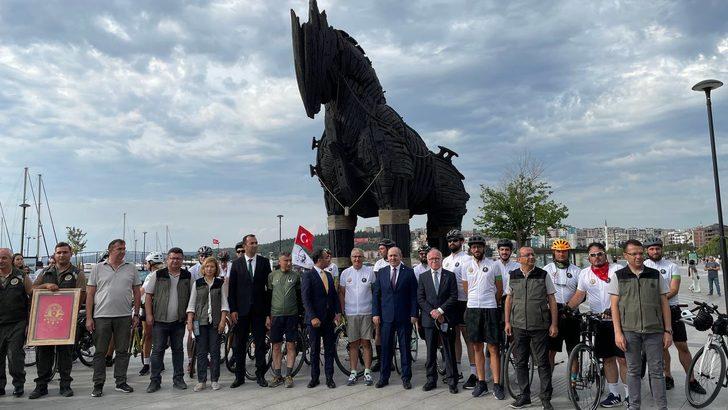 Orman yangınlarına dikkat çekmek için Çanakkale'den İzmir'e pedal basıyorlar G3
