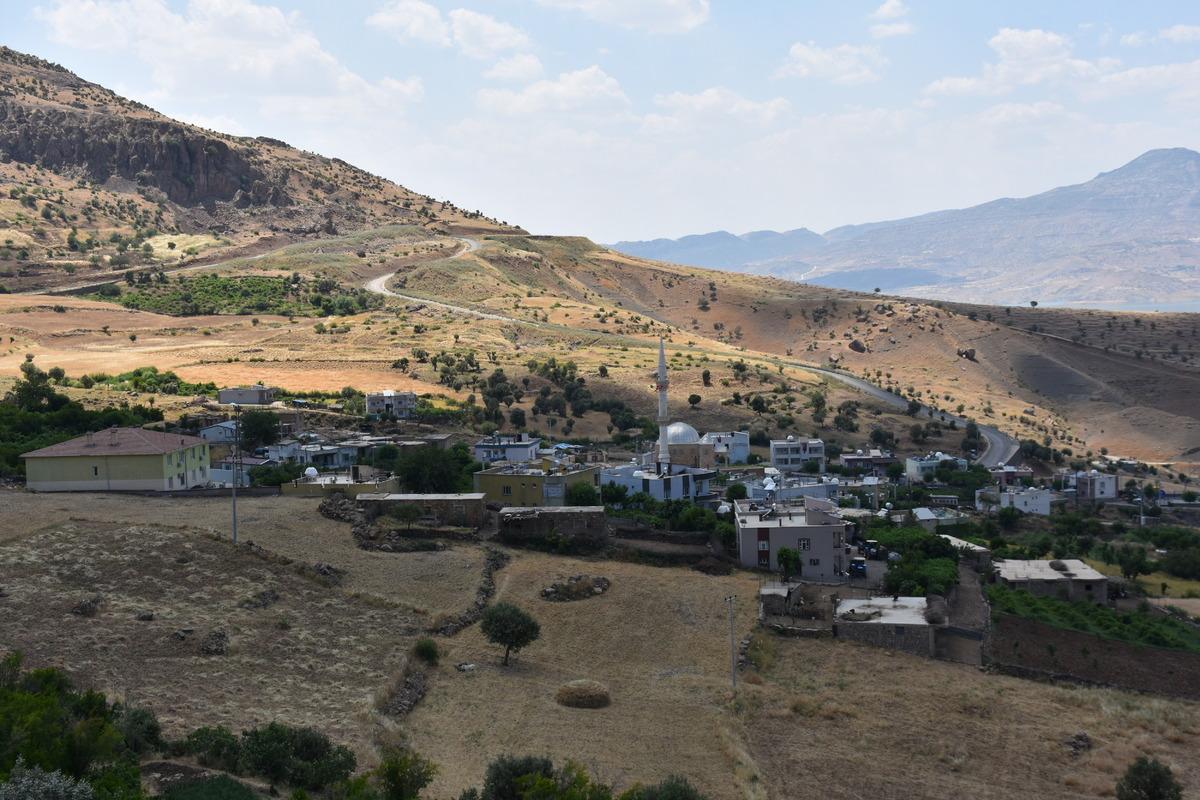 Şırnak'ın &Ccedil;evrimli k&ouml;y&uuml;nde 32 yıl &ouml;nce ter&ouml;r &ouml;rg&uuml;t&uuml; PKK'nın katlettiği 27 kişi anıldı