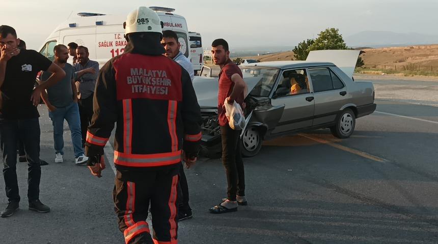Malatya'da otomobil ile çarpışan minibüsteki 5 kişi yaralandı