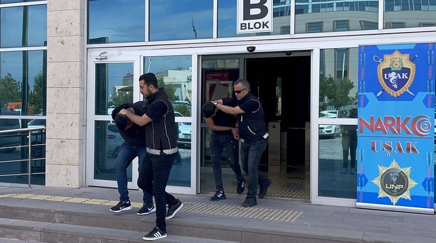 Uşak'ta uyuşturucu operasyonunda yakalanan 2 zanlıdan biri tutuklandı