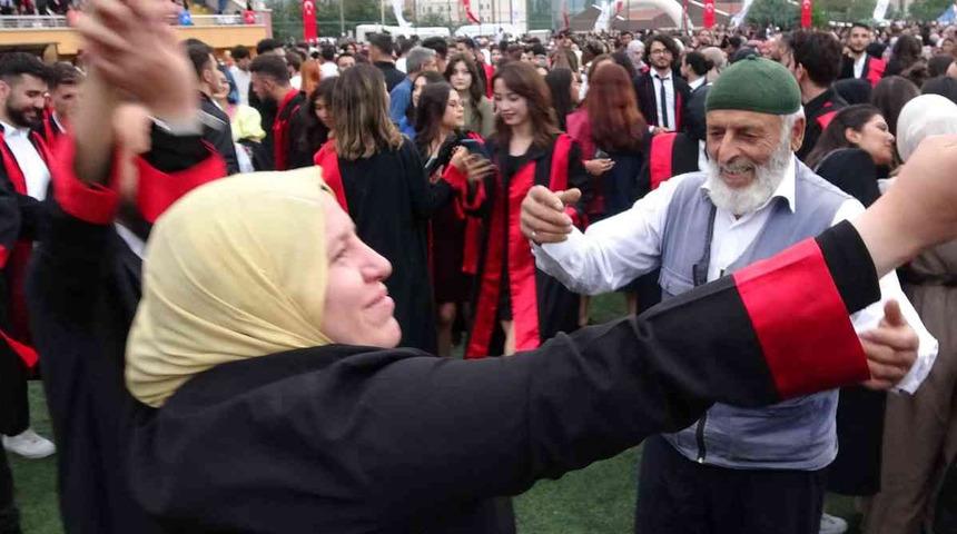 Kiracısının mezuniyet törenine katıldı... Renkli görüntülere sahne oldu