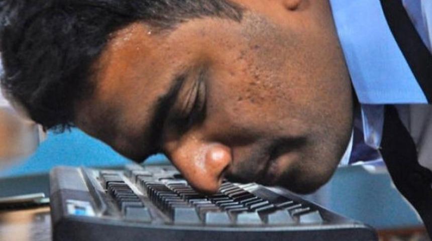 Hintli &ouml;ğrenci burnuyla yazı yazarak rekor kırdı