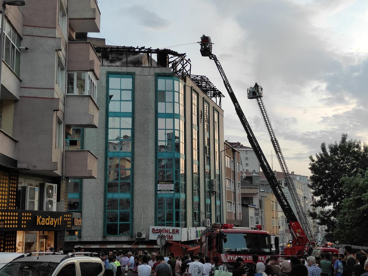 K&uuml;&ccedil;&uuml;k&ccedil;ekmece'de iş hanında &ccedil;ıkan yangın hasara neden oldu