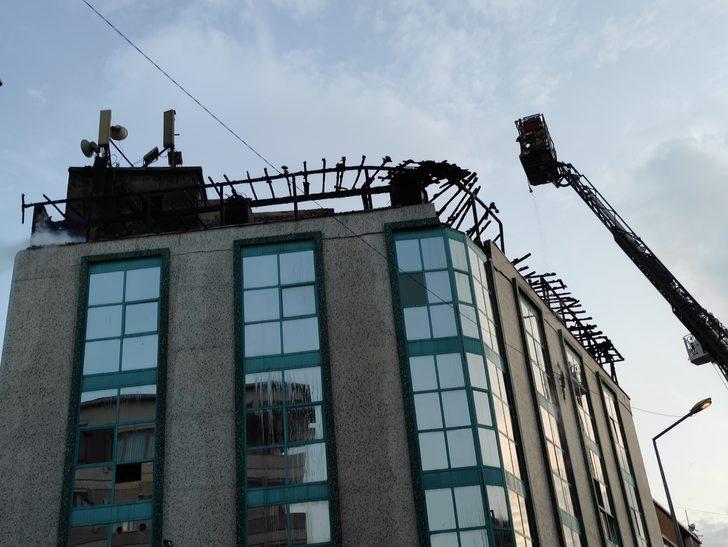 Küçükçekmece'de iş hanında çıkan yangın hasara neden oldu G2