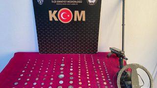 İzmir'de Roma ve Bizans dönemlerine ait olduğu değerlendirilen 143 sikke ele geçirildi