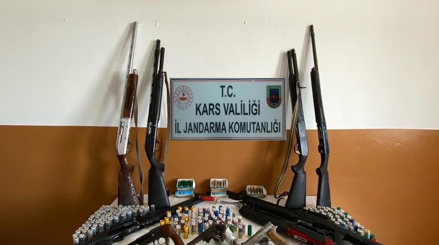 Kars'ta ruhsatsız silah operasyonunda 4 gözaltı