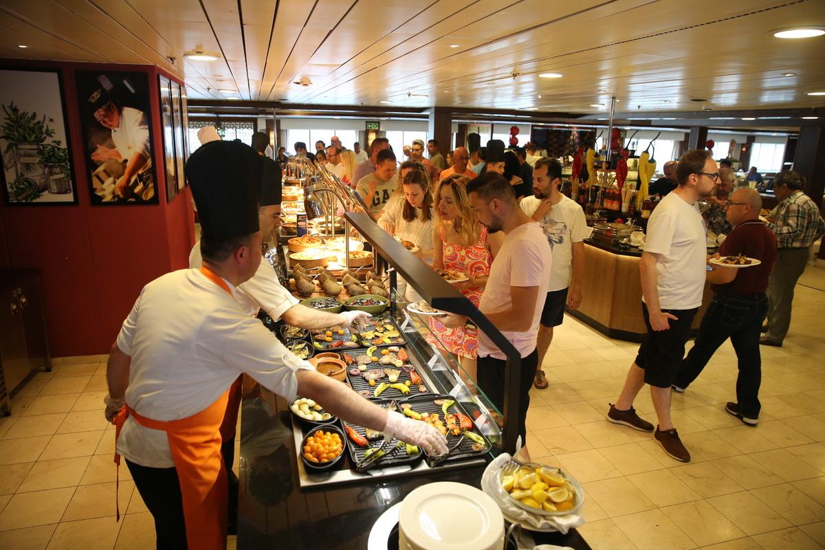 Bodrum'dan sezon boyunca 43 sefer yapacak "Blue Sapphire" adlı gemi ilk turuna başladı