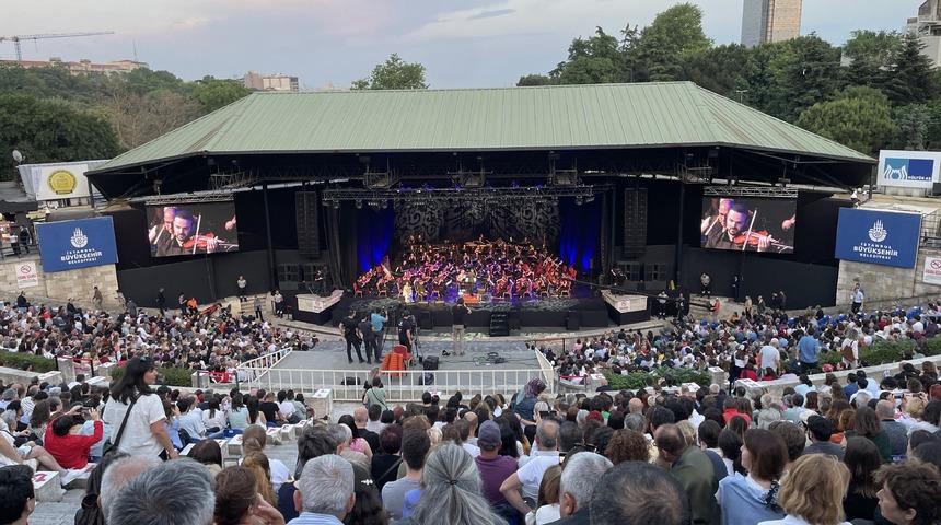 "Göç Senfonisi-Karanlık Sular" konserinin dünya prömiyeri yapıldı